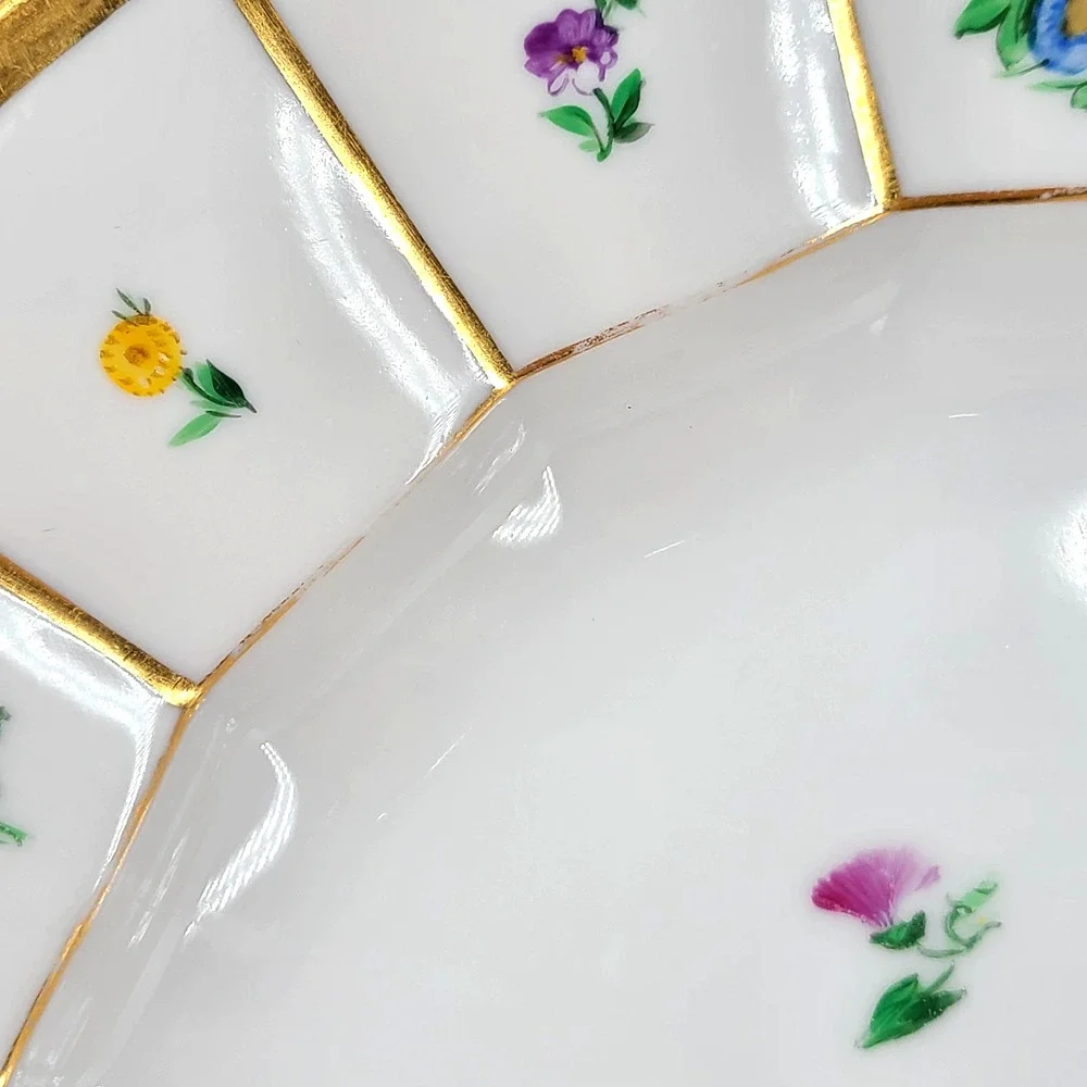 One (1) Royal Copenhagen 'Henriette' 10.25 Inch Dinner Plate #444-8549 READ